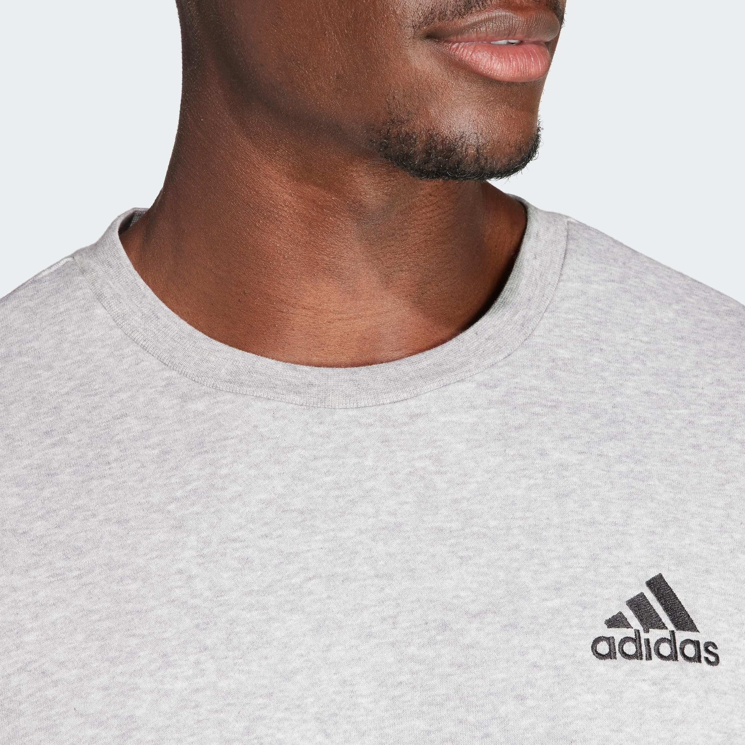 adidas Feelcozy Essentials Fleece Sweatshirt, Sudadera de manga larga Hombre, Medium Grey Heather / Black, XXL