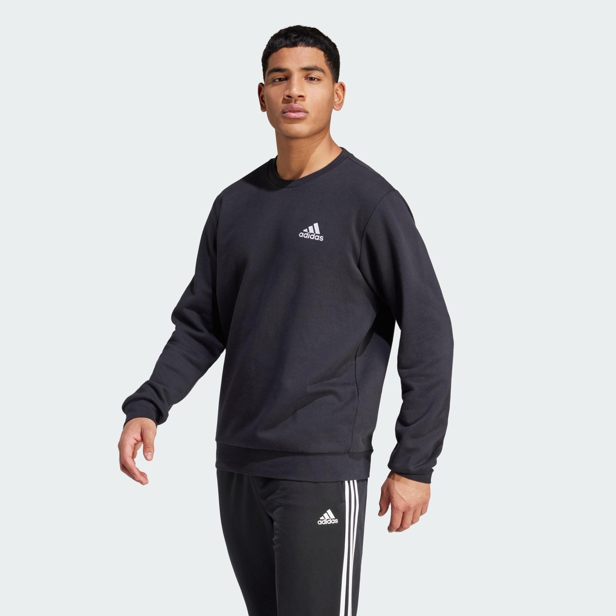 adidas Hombre FEELCOZY ESSENTIALS FLEECE SWEATSHIRT , Black / White, L Tall