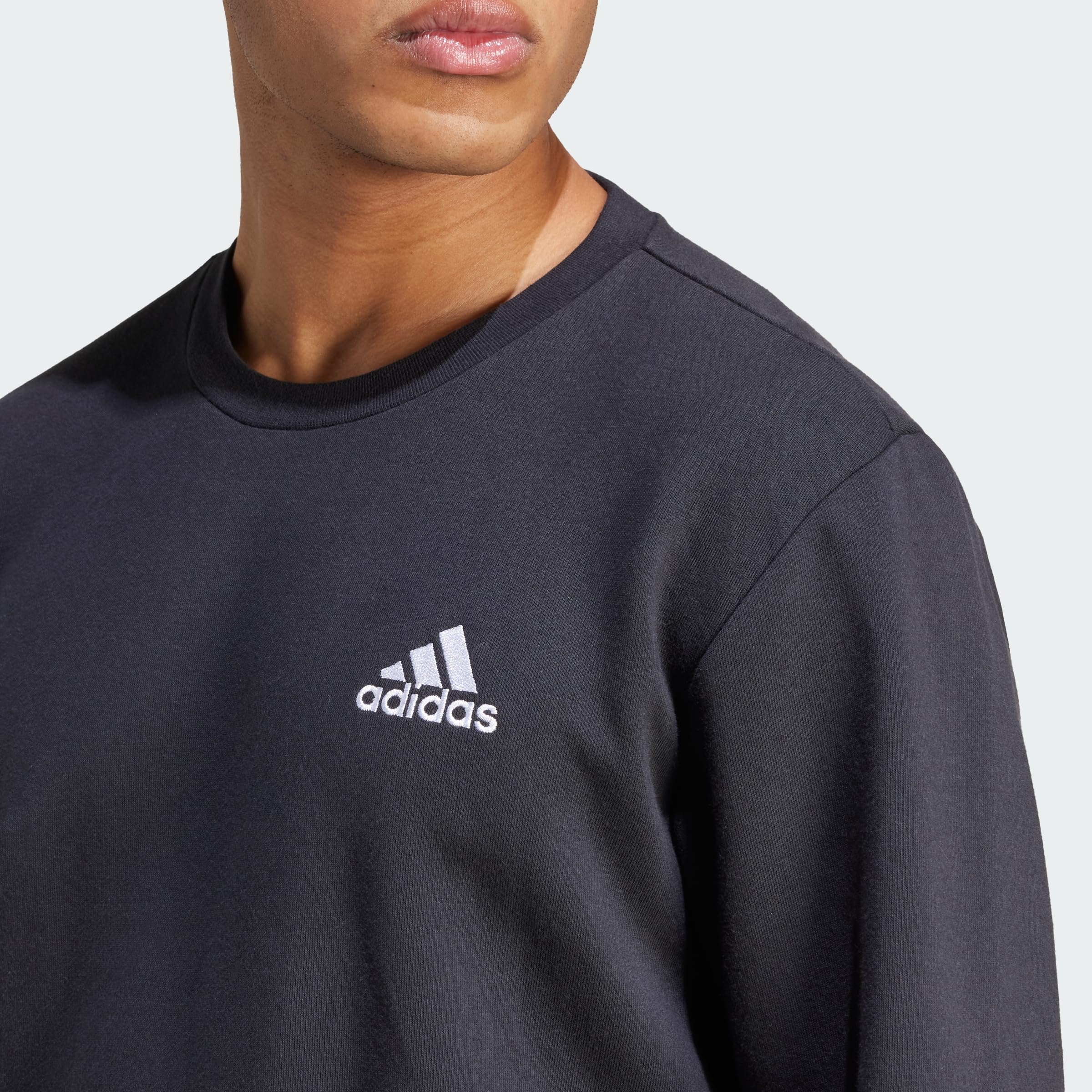 adidas Hombre FEELCOZY ESSENTIALS FLEECE SWEATSHIRT , Black / White, L Tall